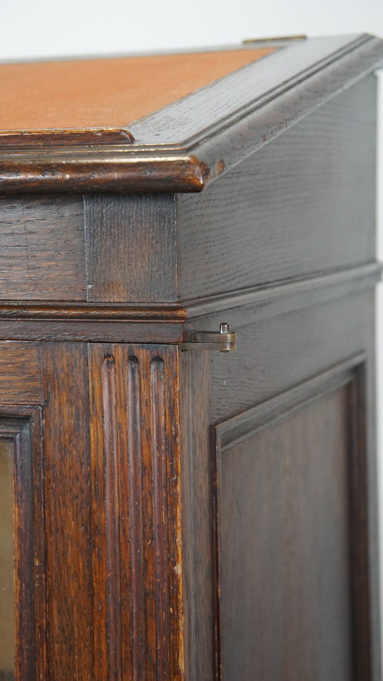 Image 1 of Kast gemaakt van eikenhout met glazen deur