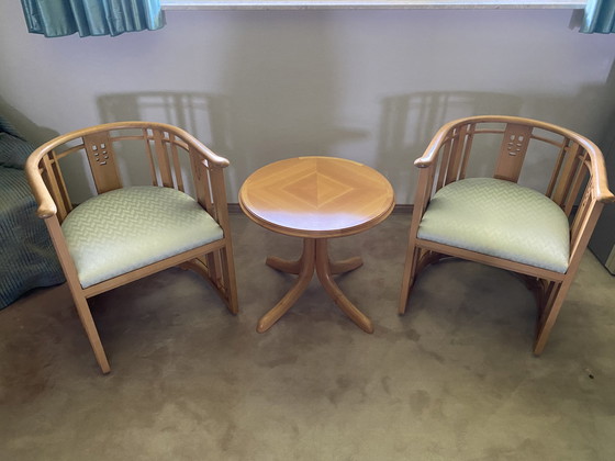 Image 1 of Giorgetti kleine ronde tafel + 2x kersenhouten stoelen