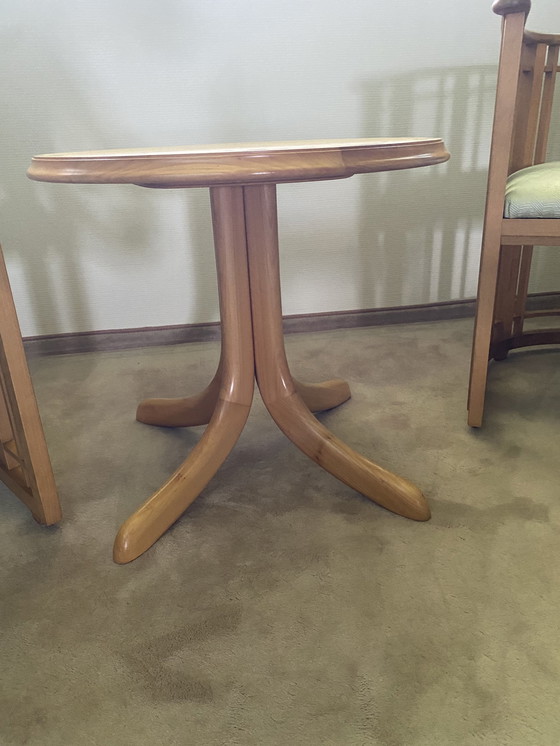 Image 1 of Giorgetti kleine ronde tafel + 2x kersenhouten stoelen