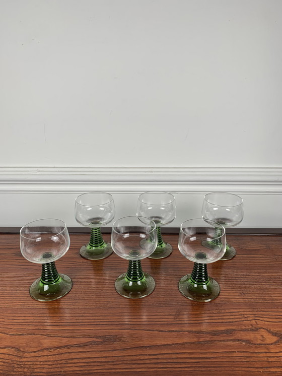 Image 1 of Set van 6 groene glazen met steel