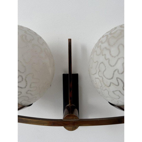 Image 1 of Vintage wandlamp in messing en opaline glas voor Arlus, Frankrijk 1960