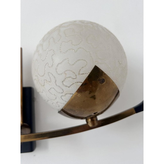 Image 1 of Vintage wandlamp in messing en opaline glas voor Arlus, Frankrijk 1960