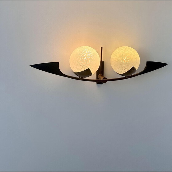 Image 1 of Vintage wandlamp in messing en opaline glas voor Arlus, Frankrijk 1960