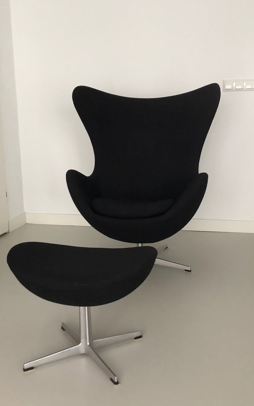 Fritz Hansen Egg Chair Met Ottoman Arna Jacobsen