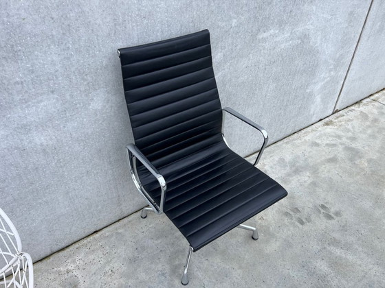 Image 1 of Vitra Eames Ea108 Lederen Stoel 