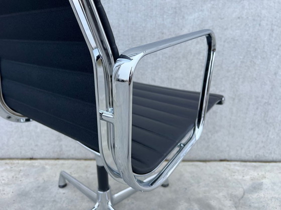 Image 1 of Vitra Eames Ea108 Lederen Stoel 