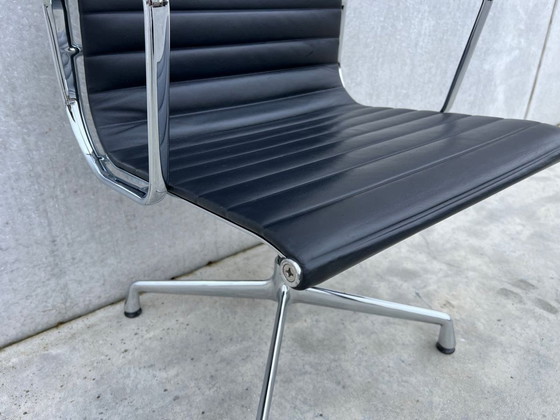 Image 1 of Vitra Eames Ea108 Lederen Stoel 