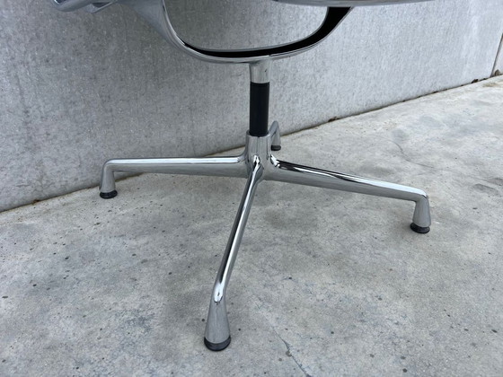 Image 1 of Vitra Eames Ea108 Lederen Stoel 