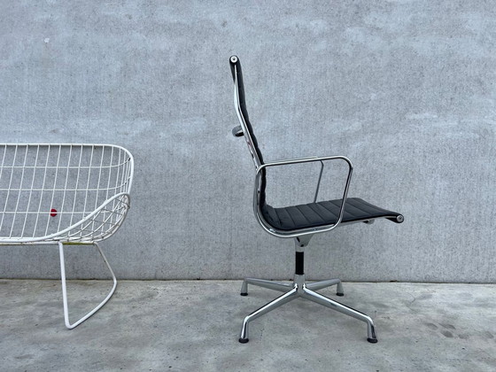 Image 1 of Vitra Eames Ea108 Lederen Stoel 