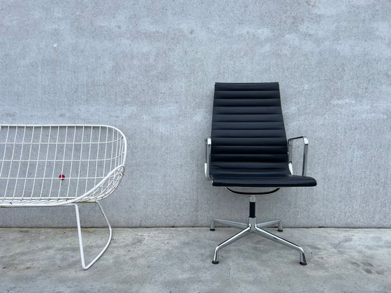 Image 1 of Vitra Eames Ea108 Lederen Stoel 