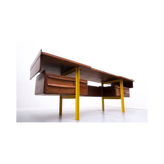 Image 1 of Italiaans houten bureau in walnoot uit de Mid Century, jaren 1960