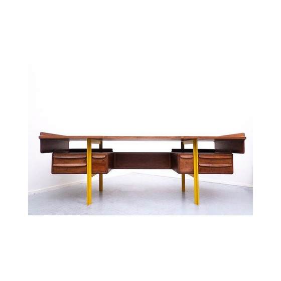 Image 1 of Italiaans houten bureau in walnoot uit de Mid Century, jaren 1960
