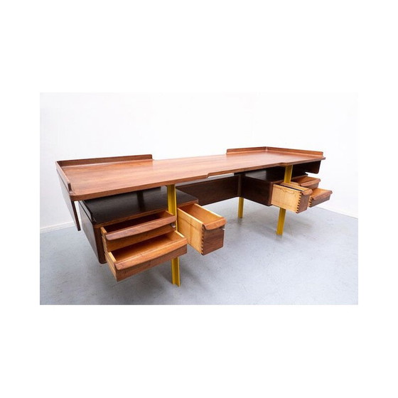 Image 1 of Italiaans houten bureau in walnoot uit de Mid Century, jaren 1960