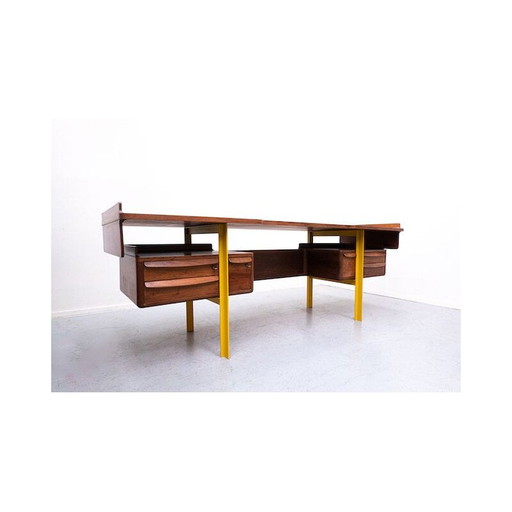 Italiaans houten bureau in walnoot uit de Mid Century, jaren 1960