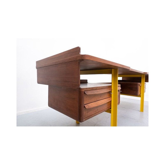 Image 1 of Italiaans houten bureau in walnoot uit de Mid Century, jaren 1960