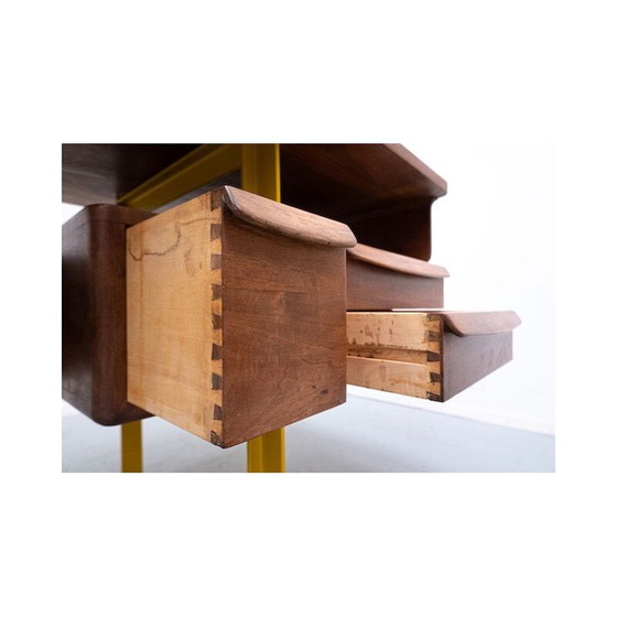 Image 1 of Italiaans houten bureau in walnoot uit de Mid Century, jaren 1960