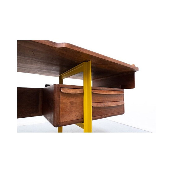 Image 1 of Italiaans houten bureau in walnoot uit de Mid Century, jaren 1960
