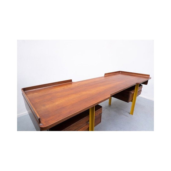 Image 1 of Italiaans houten bureau in walnoot uit de Mid Century, jaren 1960