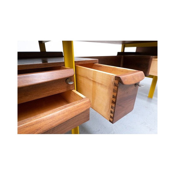 Image 1 of Italiaans houten bureau in walnoot uit de Mid Century, jaren 1960