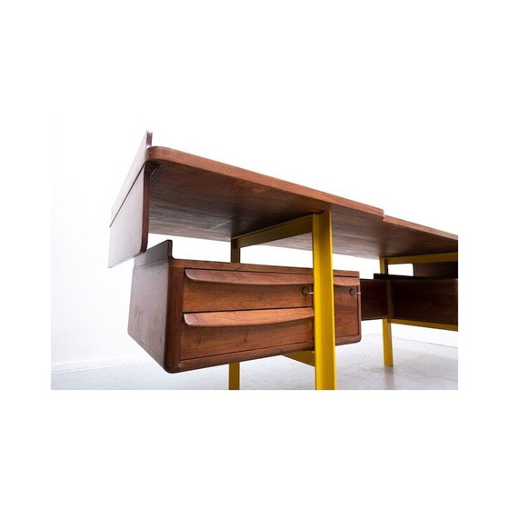 Image 1 of Italiaans houten bureau in walnoot uit de Mid Century, jaren 1960