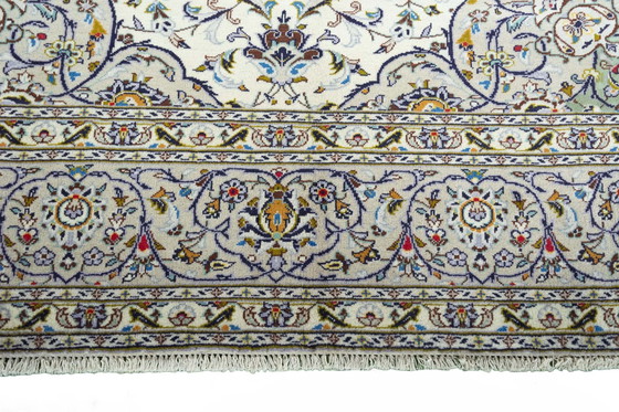 Image 1 of Handgeknoopt oosters Keshan Vloerkleed - 360 x 261 cm - Klassiek bloempatroon in blauw en crème