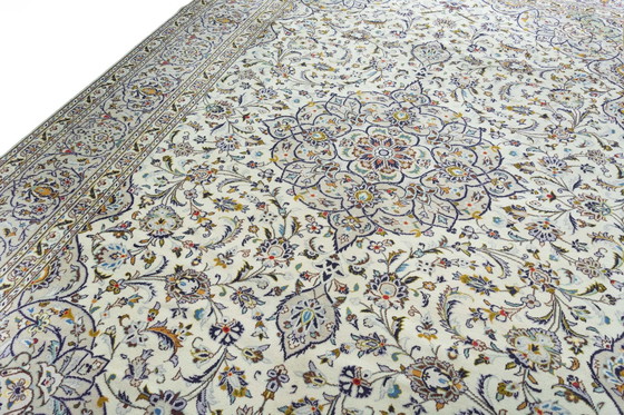 Image 1 of Handgeknoopt oosters Keshan Vloerkleed - 360 x 261 cm - Klassiek bloempatroon in blauw en crème