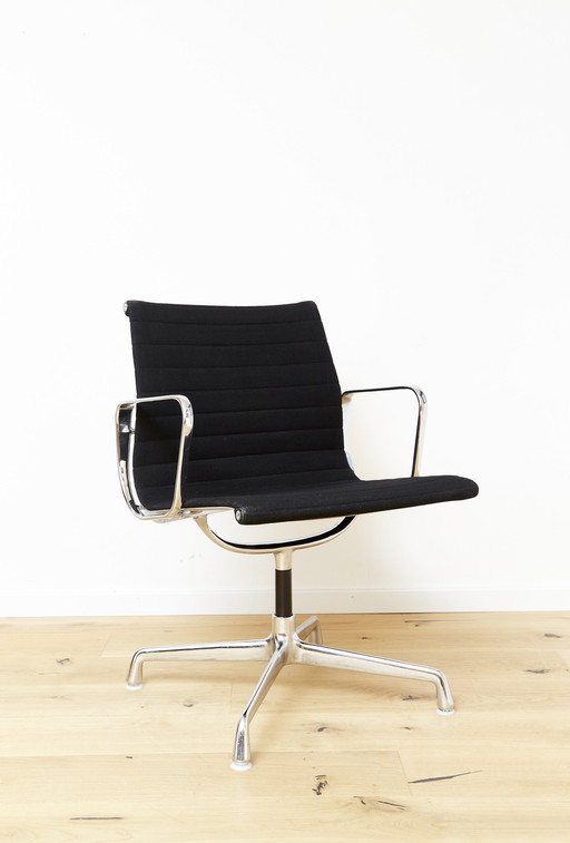 Charles & Ray Eames Aluminium Groepsstoel EA 107 voor Vitra