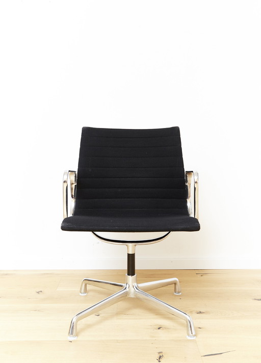 Charles & Ray Eames Aluminium Groepsstoel EA 107 voor Vitra