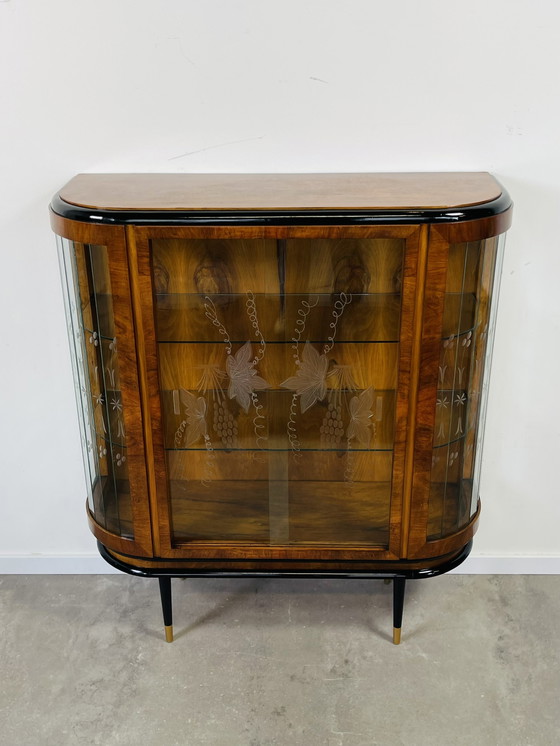 Image 1 of Art deco vitrine met zwarte elementen en glaslatten