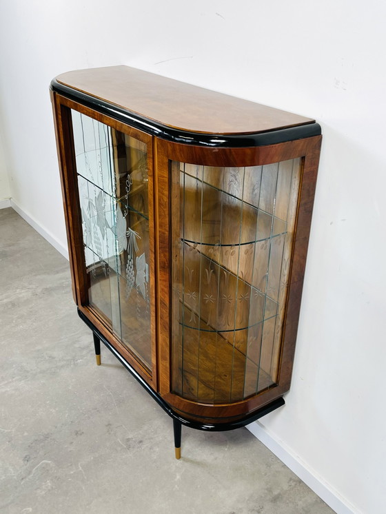 Image 1 of Art deco vitrine met zwarte elementen en glaslatten