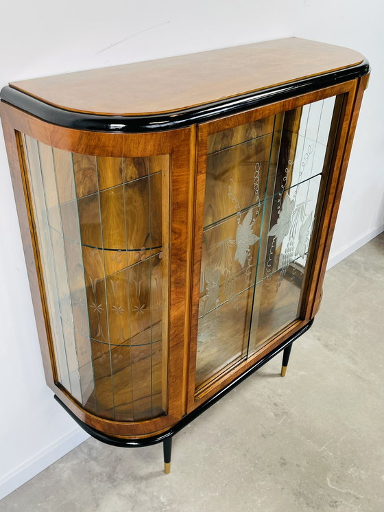 Image 1 of Art deco vitrine met zwarte elementen en glaslatten