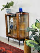 Art deco vitrine met zwarte elementen en glaslatten