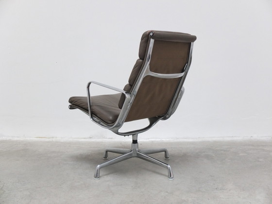 Image 1 of 2x Eames EA216 Herman Miller Draaibare Lounge Stoel