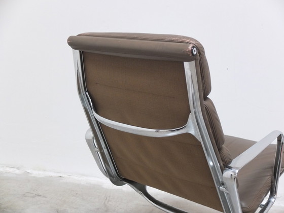 Image 1 of 2x Eames EA216 Herman Miller Draaibare Lounge Stoel