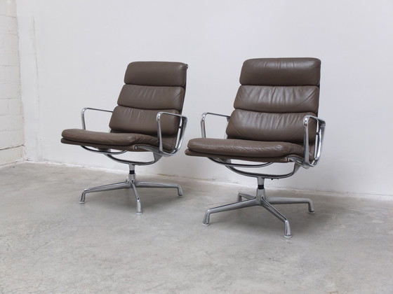 Image 1 of 2x Eames EA216 Herman Miller Draaibare Lounge Stoel