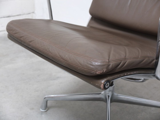 Image 1 of 2x Eames EA216 Herman Miller Draaibare Lounge Stoel