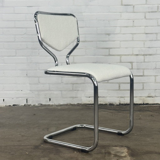 Set Van Vier Vintage Buisframe Eetkamerstoelen Met Bouclé Stoffering