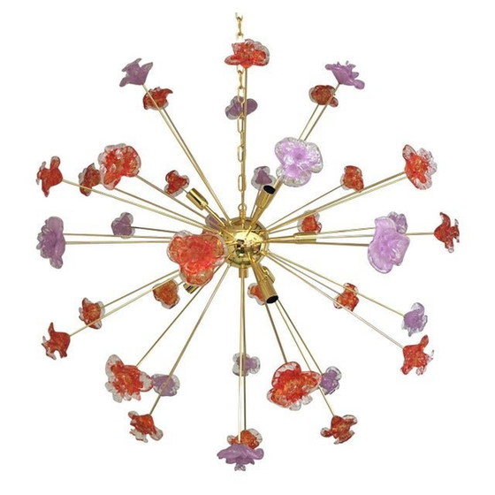 Image 1 of Hedendaagse kroonluchter met rood en violette bloemen van Murano glas