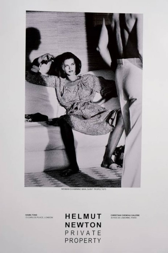 Image 1 of Helmut Newton "Vrouw onderzoekt man in Saint Tropez".