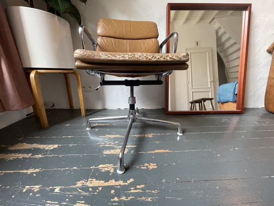 Image 1 of Eames bureau stoel Ea217