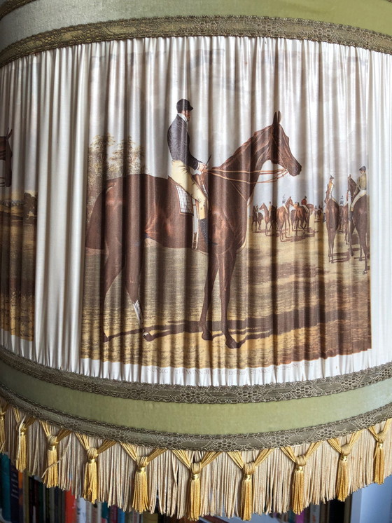 Image 1 of Vintage Staande Lamp Met Zijden Lampenkap Met Paarden