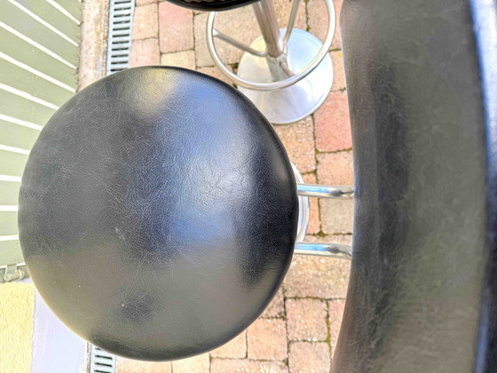 Image 1 of 2 zwarte retro barkrukken met rugleuning, origineel jaren '60 met verstelbare draaibare zitting / Amerikaanse Diner-stijl