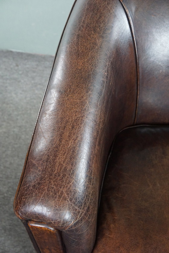 Image 1 of Donkere schapenleren clubfauteuil, strak design