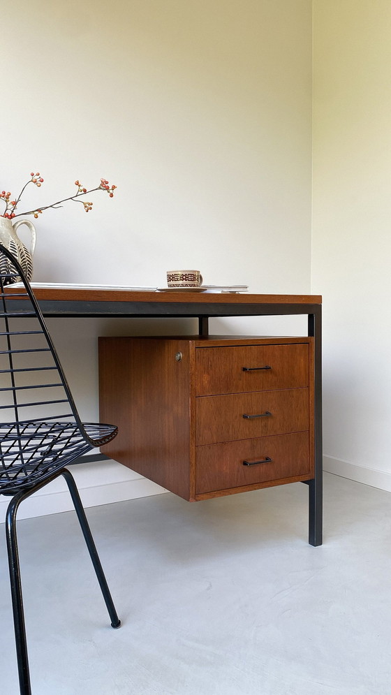 Image 1 of Vintage Deens Teakhouten Bureau Met Metalen Onderstel 