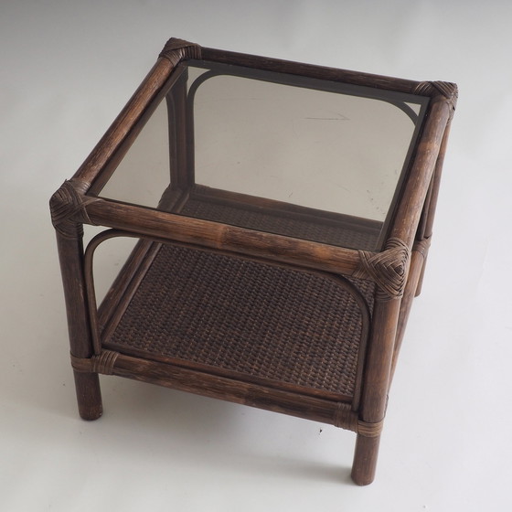 Image 1 of Rotan bijzettafel met glazen blad