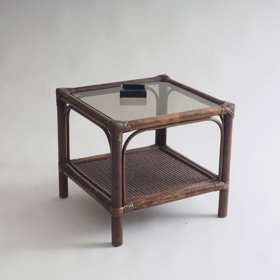 Image 1 of Rotan bijzettafel met glazen blad
