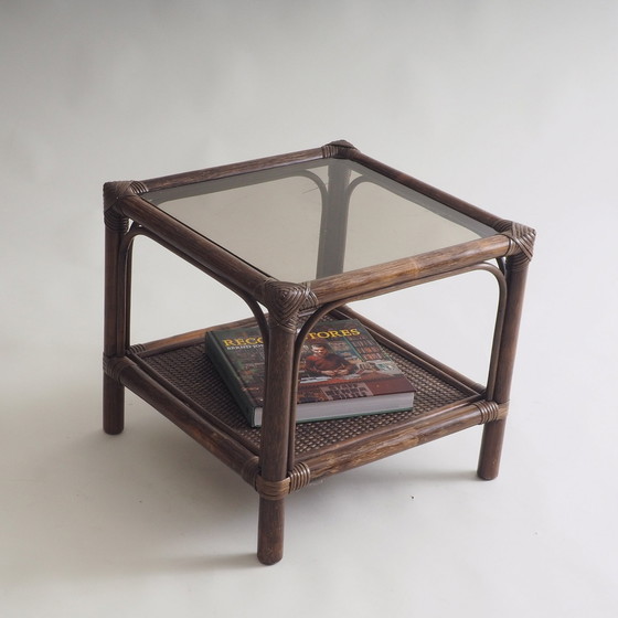 Image 1 of Rotan bijzettafel met glazen blad