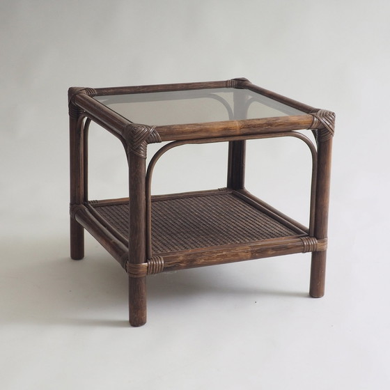 Image 1 of Rotan bijzettafel met glazen blad