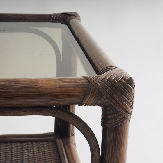 Image 1 of Rotan bijzettafel met glazen blad