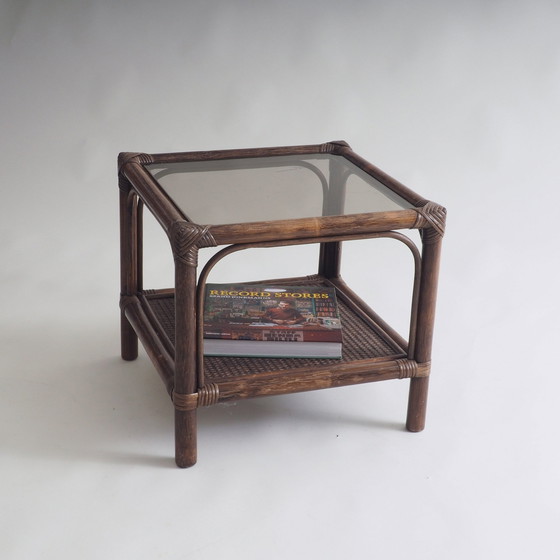 Image 1 of Rotan bijzettafel met glazen blad